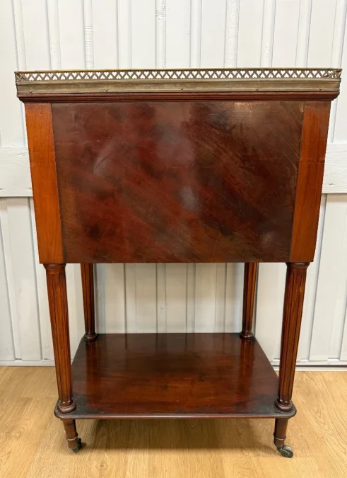 Table chiffonnière en acajou