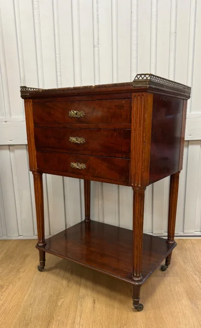 Table chiffonnière en acajou