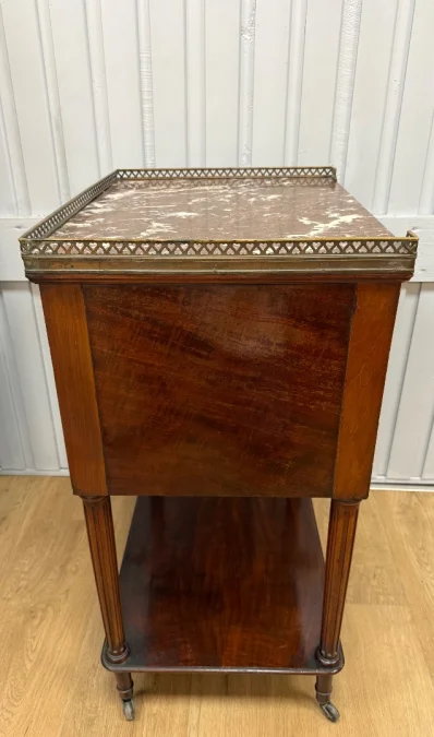 Table chiffonnière en acajou