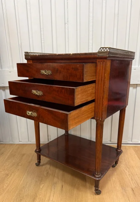 Table chiffonnière en acajou