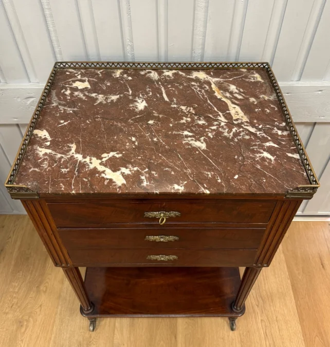 Table chiffonnière en acajou