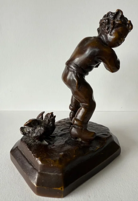 Sujet en bronze , l enfant et l oisillon