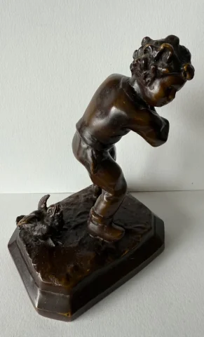 Sujet en bronze , l enfant et l oisillon