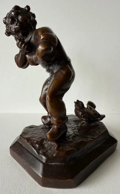 Sujet en bronze , l enfant et l oisillon