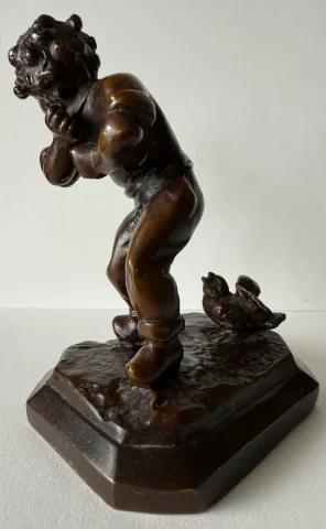 Sujet en bronze , l enfant et l oisillon
