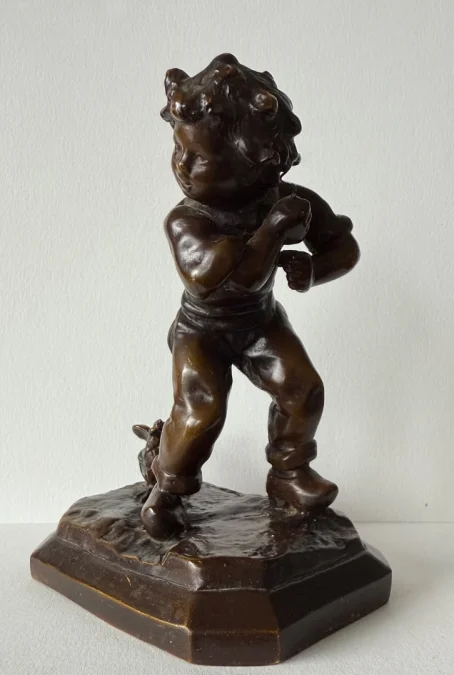 Sujet en bronze , l enfant et l oisillon