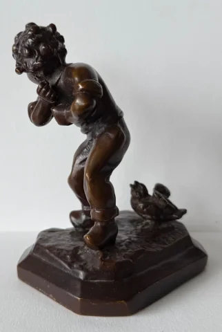 Sujet en bronze , l enfant et l oisillon