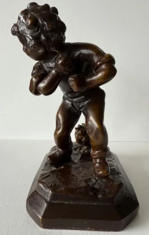 Sujet en bronze , l enfant et l oisillon