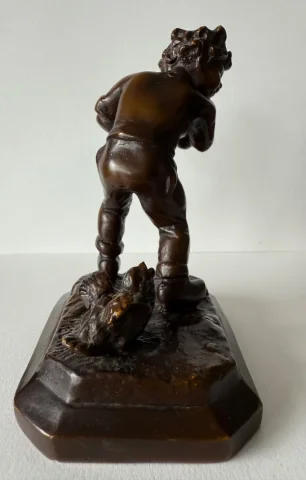 Sujet en bronze , l enfant et l oisillon