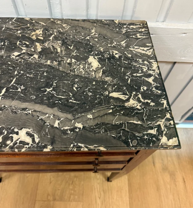 Table chiffonnière en noyer