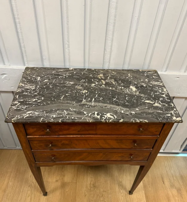 Table chiffonnière en noyer