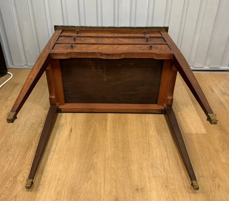 Table chiffonnière en noyer
