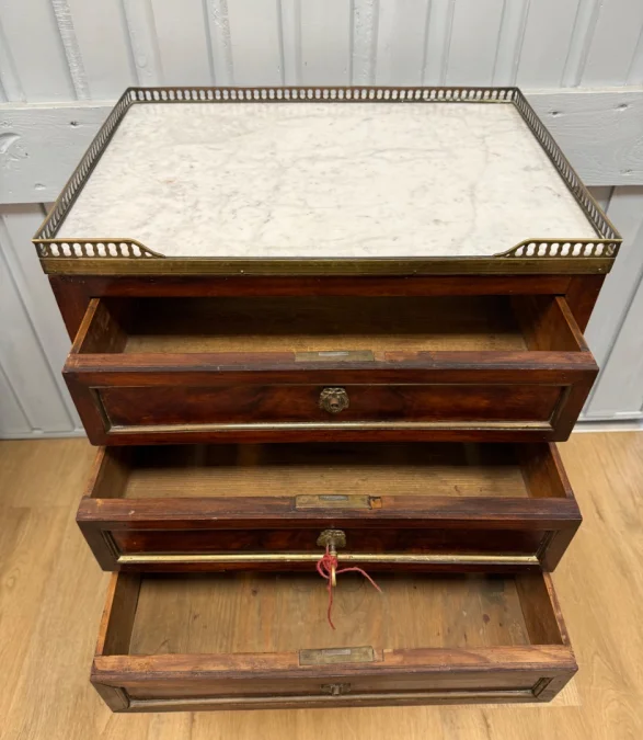 Petite table de style Directoire en acajou