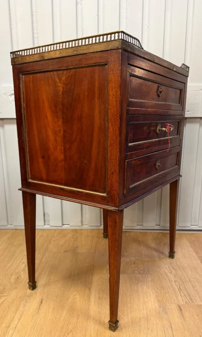 Petite table de style Directoire en acajou
