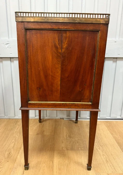 Petite table de style Directoire en acajou