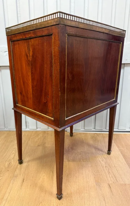Petite table de style Directoire en acajou