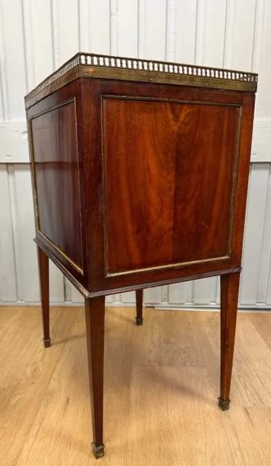 Petite table de style Directoire en acajou
