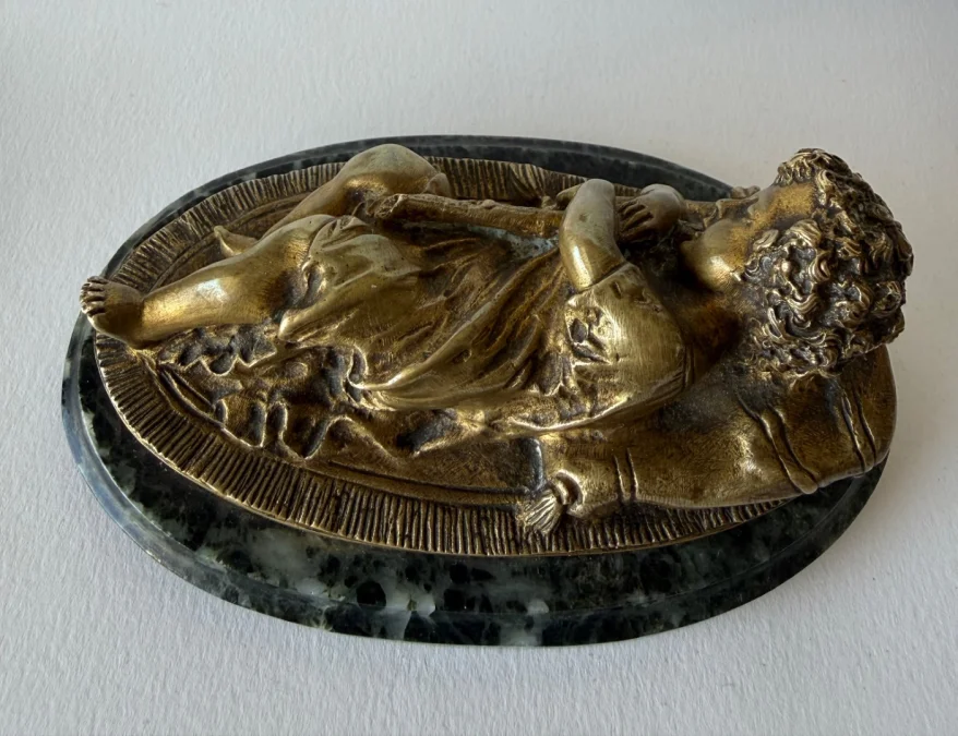Le petit berger endormi , sujet en bronze