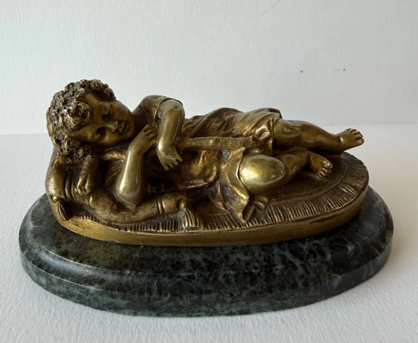 Le petit berger endormi , sujet en bronze