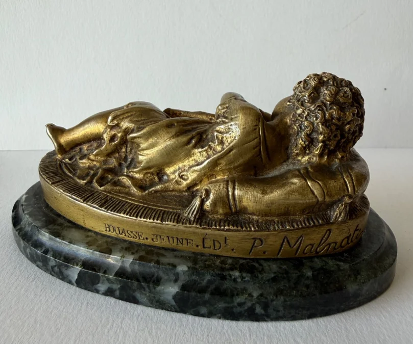 Le petit berger endormi , sujet en bronze
