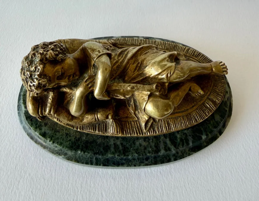 Le petit berger endormi , sujet en bronze