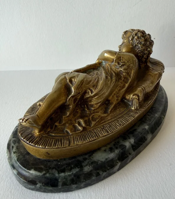 Le petit berger endormi , sujet en bronze