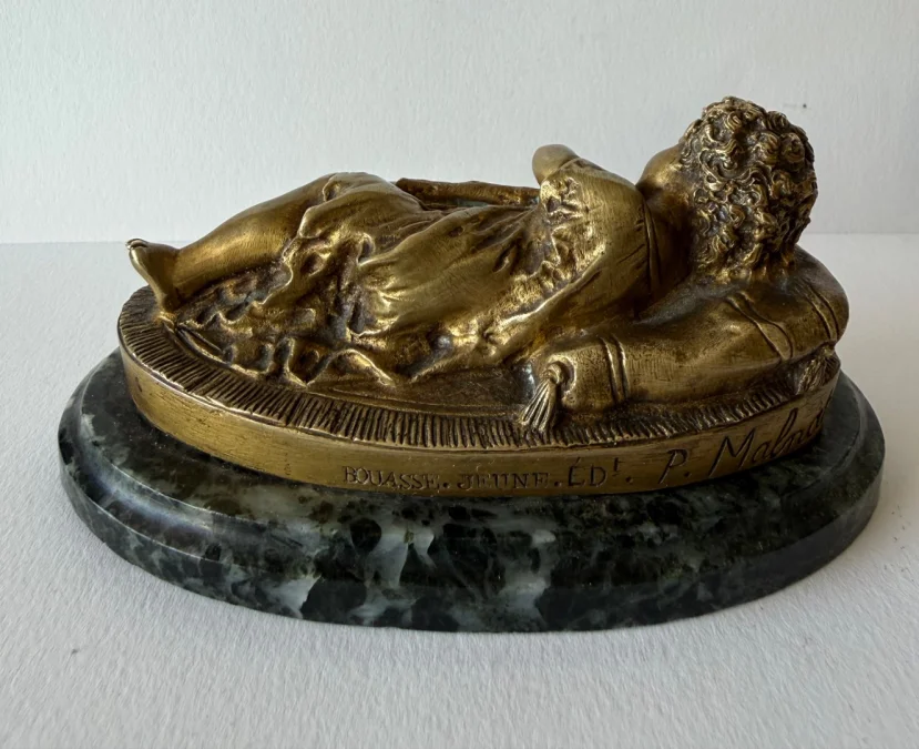 Le petit berger endormi , sujet en bronze