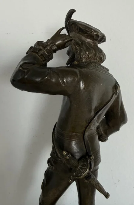 Sujet en bronze représentant un gentilhomme