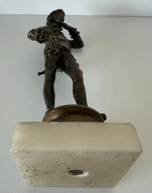 Sujet en bronze représentant un gentilhomme