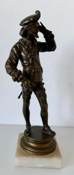 Sujet en bronze représentant un gentilhomme