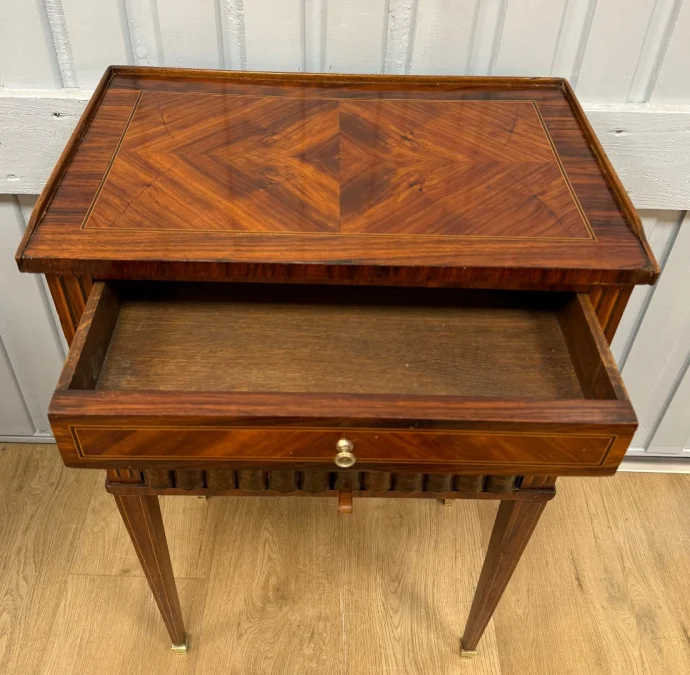 Table d appoint à façade en faux livres