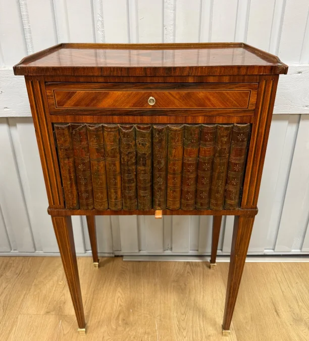 Table d appoint à façade en faux livres