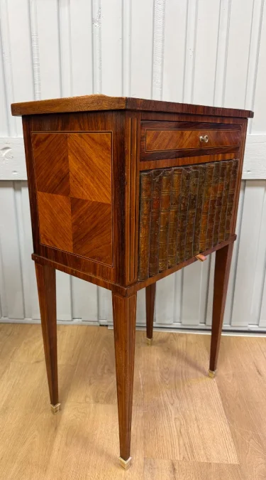 Table d appoint à façade en faux livres
