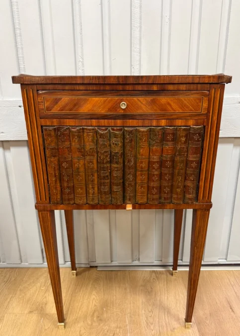 Table d appoint à façade en faux livres