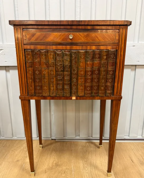Table d appoint à façade en faux livres
