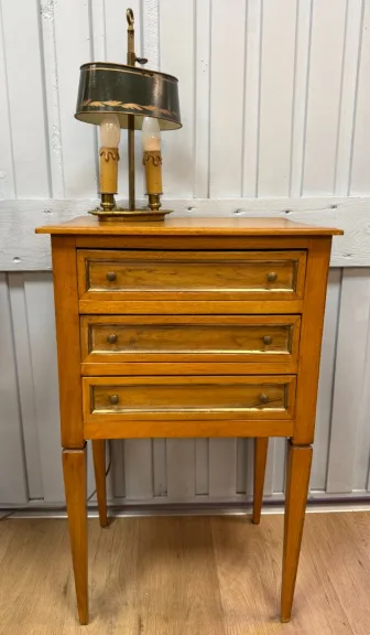 Nachttisch im Stil Louis XVI.