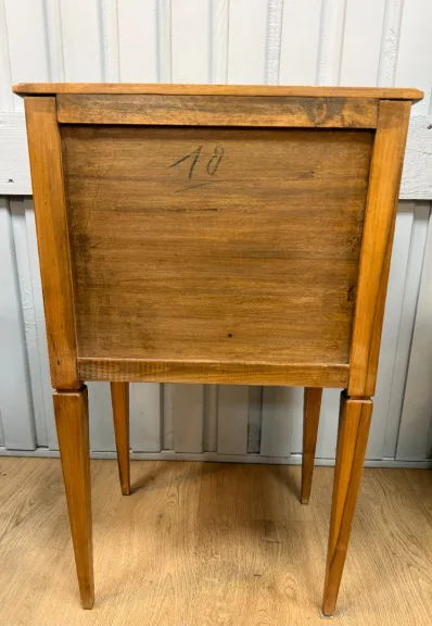Nachttisch im Stil Louis XVI.