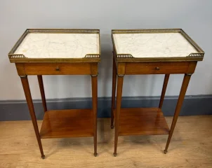 PAAR NACHTTISCHE IM STIL LOUIS XVI.
