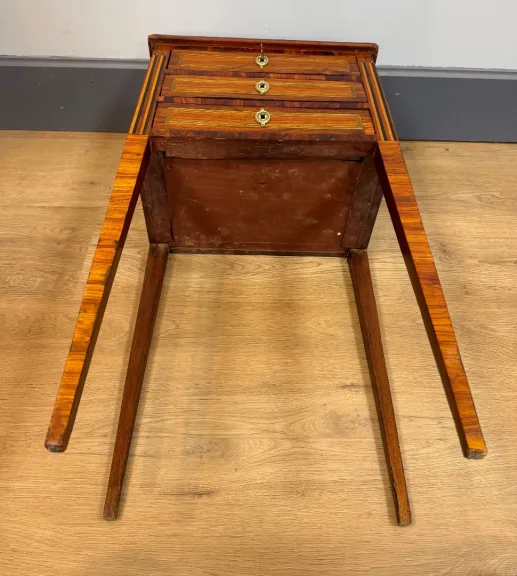 Chiffonniere-Tisch im Stil Ludwigs XVI.