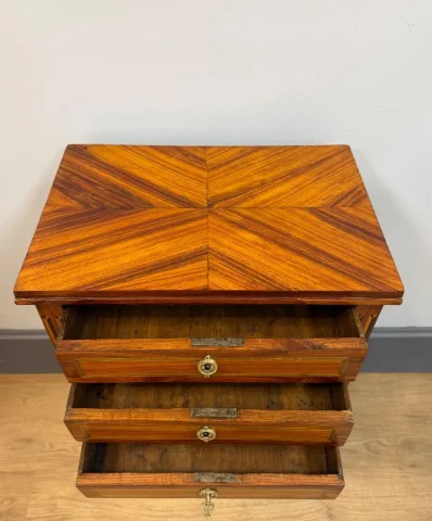 ルイ16世様式のシフォニエールテーブル