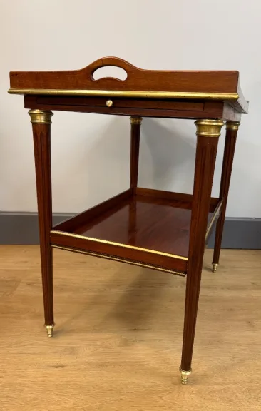 Beistelltisch im Stil Louis XVI.