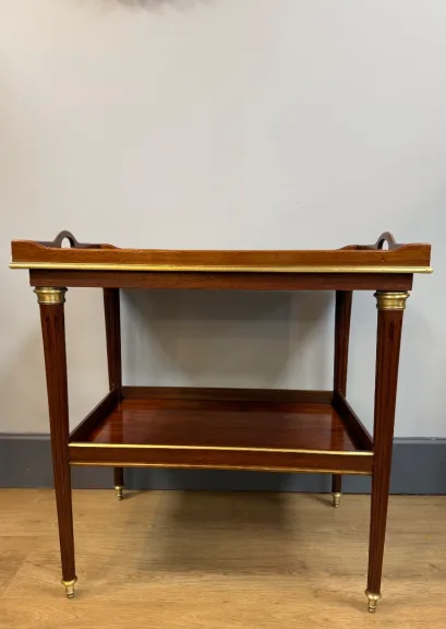 Beistelltisch im Stil Louis XVI.
