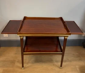 Beistelltisch im Stil Louis XVI.