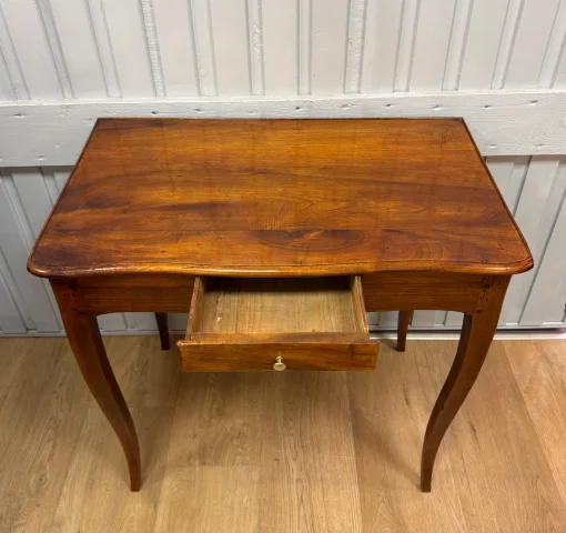 Table bureau de style Louis XV en noyer — Excellent état