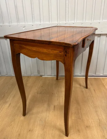 Schreibtisch im Louis-XV-Stil aus Nussbaum — Ausgezeichneter Zustand