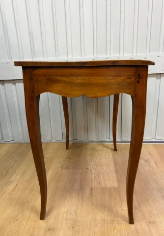 Table bureau de style Louis XV en noyer — Excellent état