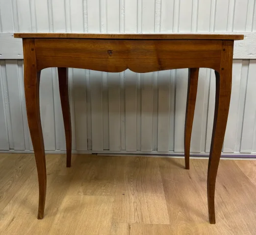 Table bureau de style Louis XV en noyer — Excellent état