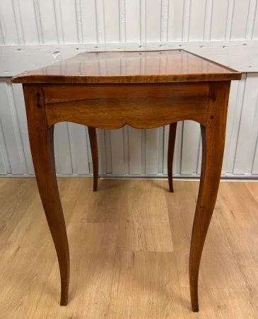 Schreibtisch im Louis-XV-Stil aus Nussbaum — Ausgezeichneter Zustand
