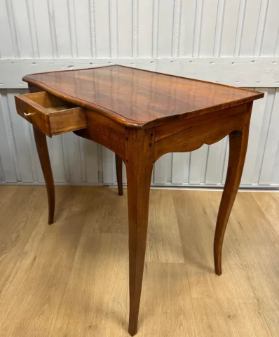 Table bureau de style Louis XV en noyer — Excellent état