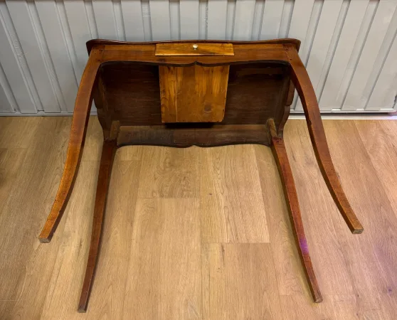 Schreibtisch im Louis-XV-Stil aus Nussbaum — Ausgezeichneter Zustand